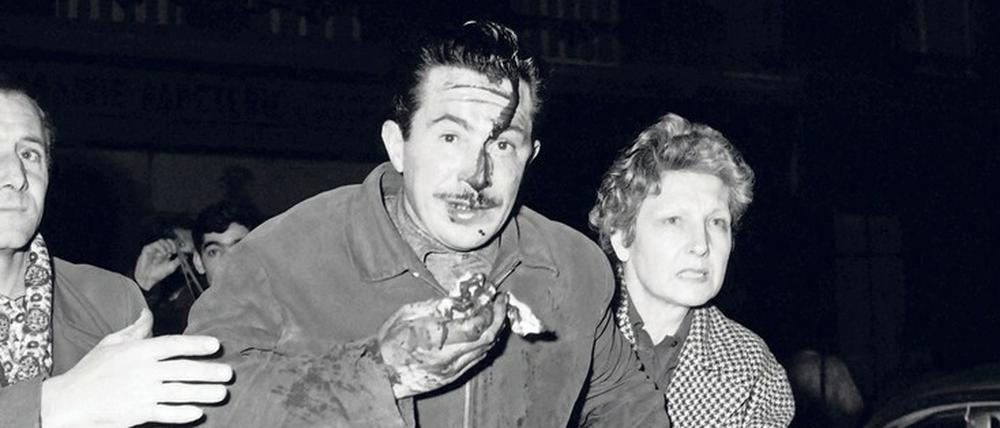 Kampf um Unabhängigkeit: Ein verletzter Demonstrant in Paris am 8. Februar 1962.