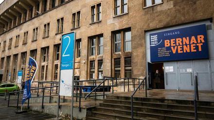 In der umstrittenen privaten „Kunsthalle Berlin“ am Flughafen Tempelhof läuft derzeit eine Ausstellung von Bernar Venet.