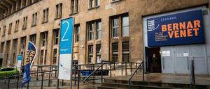 In der umstrittenen privaten „Kunsthalle Berlin“ am Flughafen Tempelhof läuft derzeit eine Ausstellung von Bernar Venet.