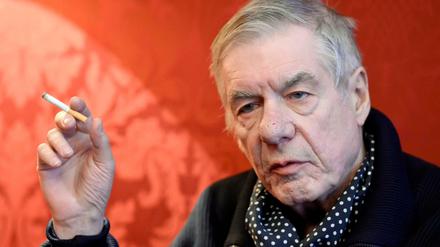 Hans Neuenfels sah man selten ohne Zigarette, wie hier 2014 in Wien. 