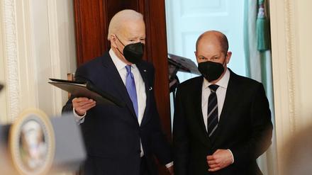 Der deutsche Bundeskanzler Olaf Scholz (SPD, r) und US-Präsident Joe Biden. 