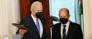 Der deutsche Bundeskanzler Olaf Scholz (SPD, r) und US-Präsident Joe Biden. 