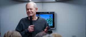 Im Regierungsflieger zeigt sich Bundeskanzler Olaf Scholz (SPD) betont entspannt.