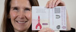 Sophie Wilmes, belgische Außenministerin, zeigt den neuen belgischen internationalen Reisepass mit einer Zeichnung der Rakete von "Tim und Struppi".