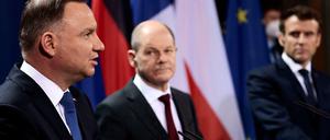 Polen ist zurück im Kreis der europäischen Vermittler im Ukrainekrieg: Polens Staatspräsident Andrzej Duda (links), Bundeskanzler Olaf Scholz (SPD) und der französische Präsident Emmanuel Macron in Berlin.