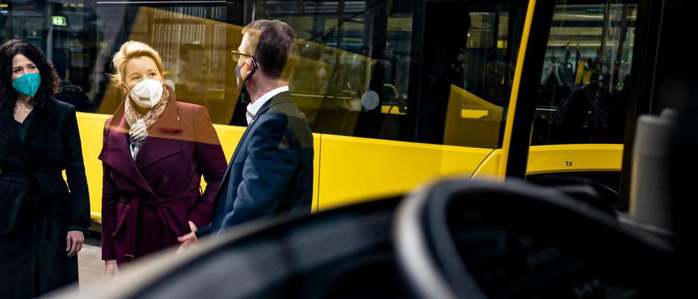 Wer hat hier das Steuer in der Hand? Bettina Jarasch und Franziska Giffey bei einem Besuch der Berliner Verkehrsbetriebe (BVG).