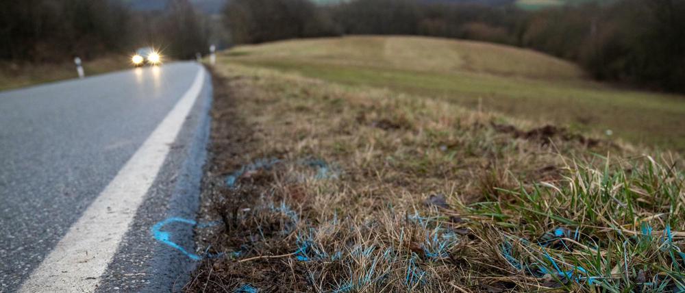 Markierungen am Tatort: Bei einer Verkehrskontrolle hatten Wilderer die Polizisten erschossen.
