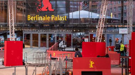 Letzte Aufbauarbeiten am Roten Teppich, kurz vor der Eröffnung der 72. Internationalen Filmfestspiele.