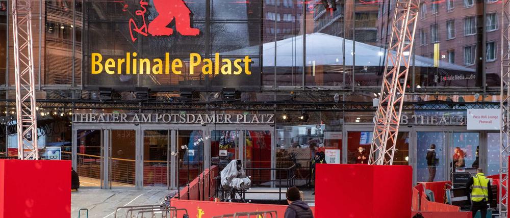 Letzte Aufbauarbeiten am Roten Teppich, kurz vor der Eröffnung der 72. Internationalen Filmfestspiele.