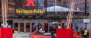 Letzte Aufbauarbeiten am Roten Teppich, kurz vor der Eröffnung der 72. Internationalen Filmfestspiele.