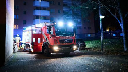 Feuerwehr im nächtlichen Einsatz in der Berliner Großsiedlung Heerstraße.