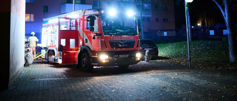 Feuerwehr im nächtlichen Einsatz in der Berliner Großsiedlung Heerstraße.