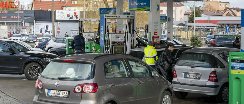 Autofahrer stehen an einer Tankstelle im polnischen Slubice Schlange.