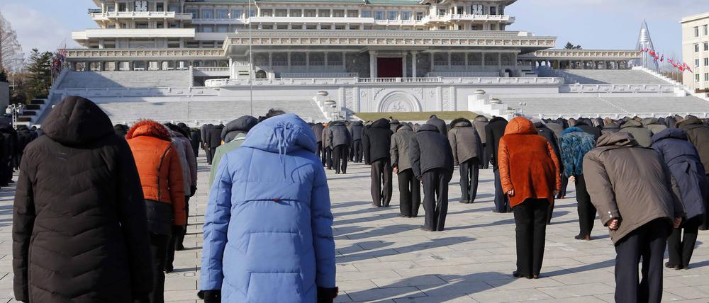 Nordkoreanische Bürger verneigen sich anlässlich des 10. Todestages von Nordkoreas zweitem Führer Kim Jong Il für eine Schweigeminute. +++ dpa-Bildfunk +++