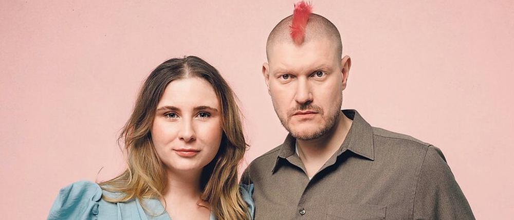 Nicht nur am Küchentisch. Jule (28, Podcast „Kohl Kids“) und Sascha Lobo, 46, Blogger und Autor. 