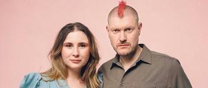 Nicht nur am Küchentisch. Jule (28, Podcast „Kohl Kids“) und Sascha Lobo, 46, Blogger und Autor. 