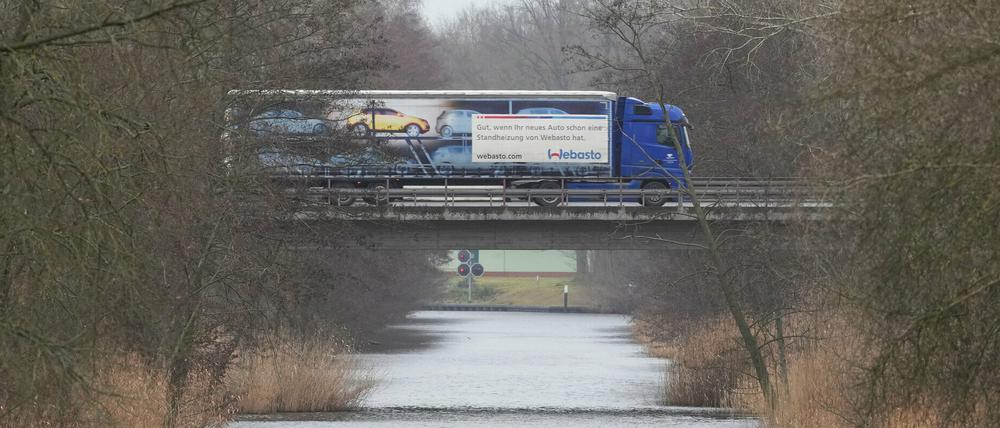 Durch Lkw und Schwerlasttransporte geraten Brücken, im Bild etwa die Havel-Brücke, früher an ihre Grenzen.