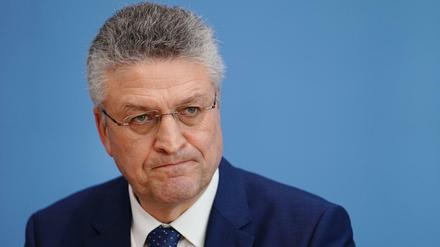 Die FDP wirft RKI-Chef Lothar Wieler vor, den Genesenenstatus kurzfristig von sechs auf drei Monate verkürzt zu haben. 