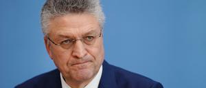 Die FDP wirft RKI-Chef Lothar Wieler vor, den Genesenenstatus kurzfristig von sechs auf drei Monate verkürzt zu haben. 