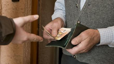 Trickbetrüger bringen ihre Opfer um den Verstand und nehmen ihnen dann ihr Vermögen ab.