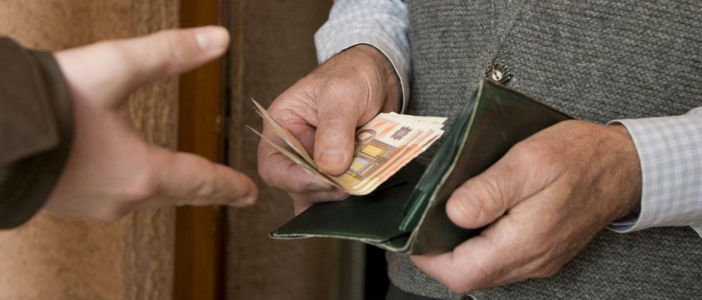 Trickbetrüger bringen ihre Opfer um den Verstand und nehmen ihnen dann ihr Vermögen ab.