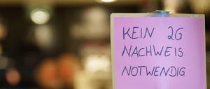 Ein Schild mit der Aufschrift "Kein 2G-Nachweis notwendig" steht am Eingang zu einem Geschäft.