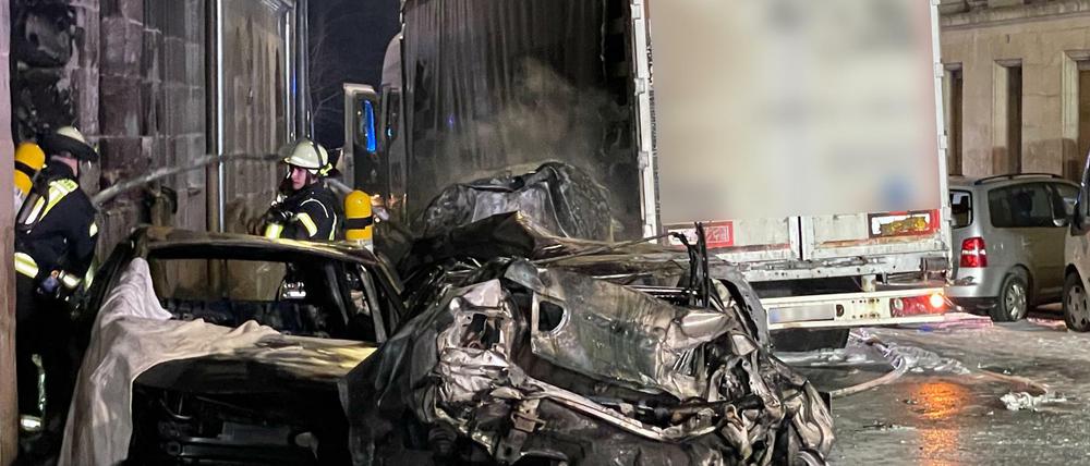 Autowracks in Fürth nach einer wüsten Lkw-Fahrt