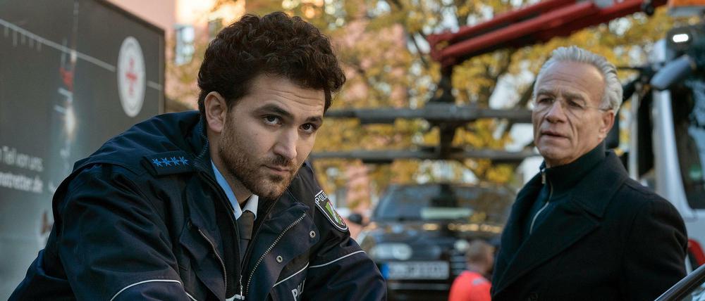 Polizist Emre Polizist (David Vormweg,l.) und Kommissar Max Ballauf (Klaus J. Behrendt).