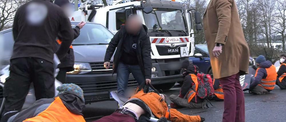 7. Februar 2022: Autofahrer legten auch selbst Hand an, um die Protestierenden aus dem Weg zu räumen - hier an der Abfahrt der A100 am ICC. 