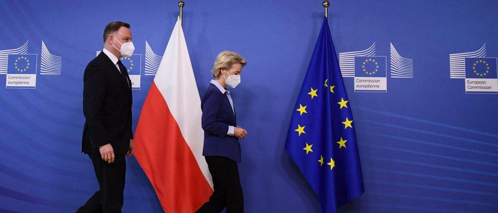 Polens Präsident Duda mit EU-Kommissionspräsidentin von der Leyen.