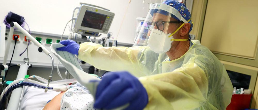 Bundesgesundheitsminister Karl Lauterbach warnt vor bis zu 500 Corona-Toten pro Tag in Deutschland.