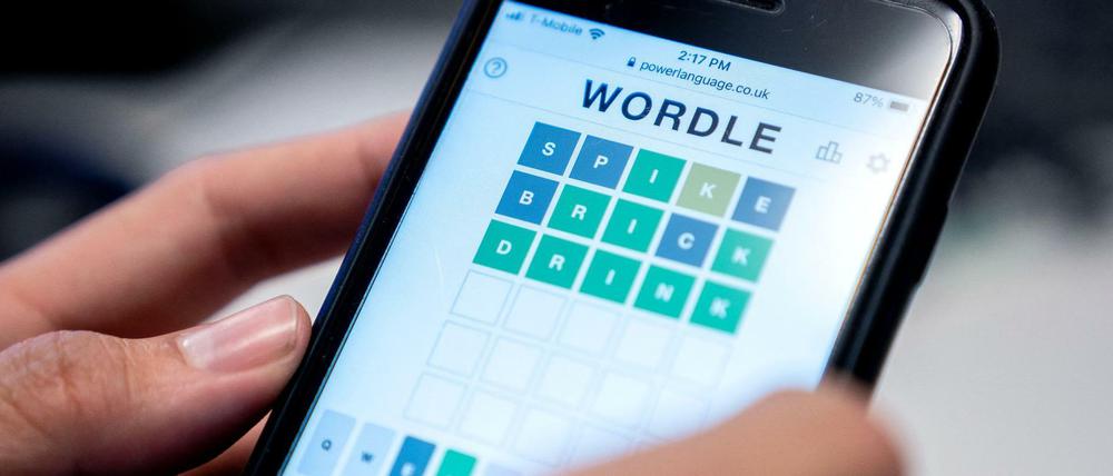 Eine Person spielt das Online-Wortspiel „Wordle“ auf einem Mobiltelefon.