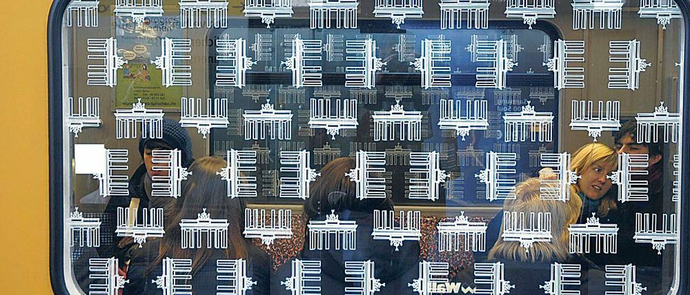Mit dutzenden Brandenburger-Tor-Symbolen sind die U-Bahn-Fenster der BVG bislang beklebt.