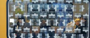Mit dutzenden Brandenburger-Tor-Symbolen sind die U-Bahn-Fenster der BVG bislang beklebt.