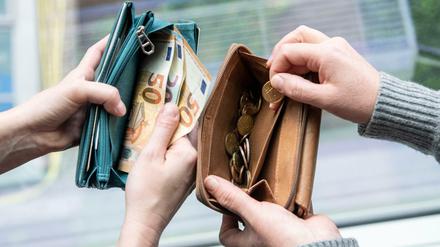 Wer das Gefühl hat, dass Kollegen mehr verdienen, sollte das Gespräch suchen. Der Gehaltsreport 2022 zeigt Unterschiede. (Symbolbild)