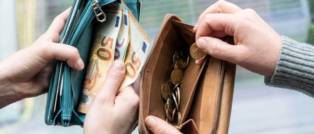 Wer das Gefühl hat, dass Kollegen mehr verdienen, sollte das Gespräch suchen. Der Gehaltsreport 2022 zeigt Unterschiede. (Symbolbild)