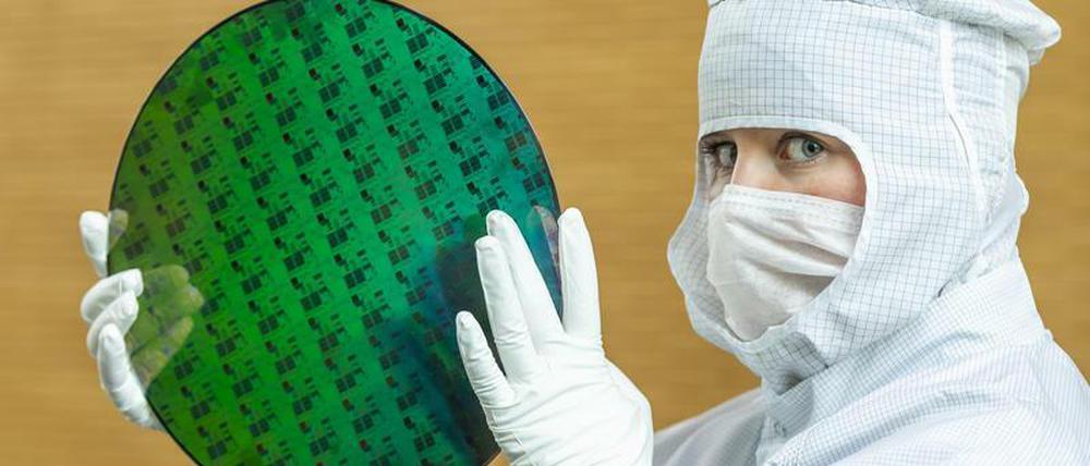 Ein 300-Millimeter-Wafer, präsentiert in einer Chipfabrik.