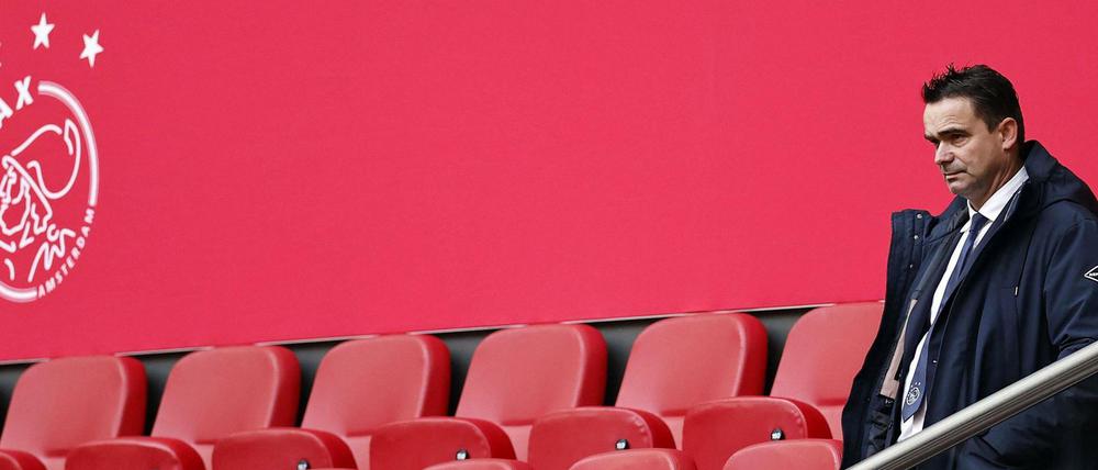 Kein Platz mehr. Marc Overmars hat seinen Vertrag erst vor kurzem bis 2026 verlängert, an Wochenende aber musste er bei Ajax Amsterdam zurücktreten.