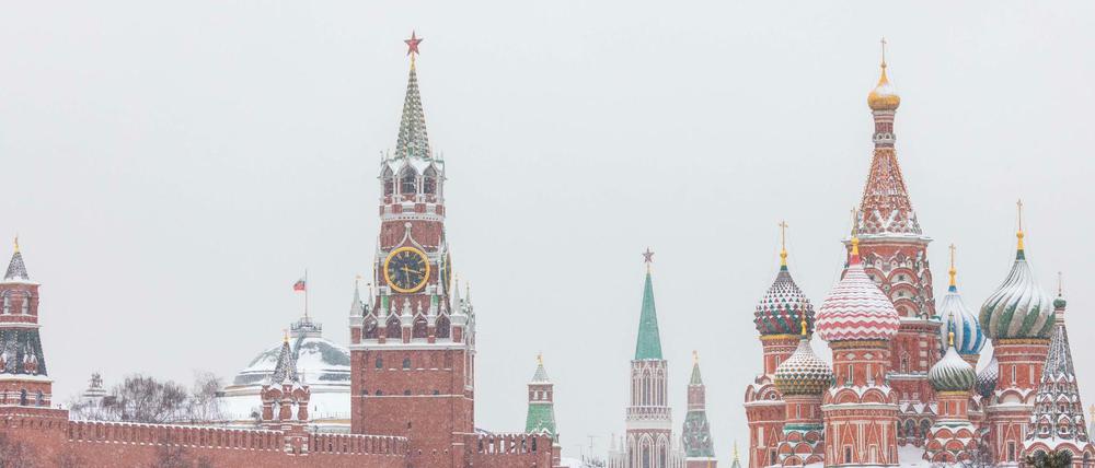 Der schneebedeckte Kreml und die Basilius-Kathedrale in Moskau