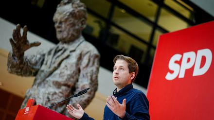 SPD-Generalsekretär Kevin Kühnert vor der Statue von Altkanzler Willy Brandt, dem er anders als seinem Nachfolger Gerhard Schröder Respekt ausspricht.