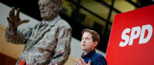 SPD-Generalsekretär Kevin Kühnert vor der Statue von Altkanzler Willy Brandt, dem er anders als seinem Nachfolger Gerhard Schröder Respekt ausspricht.