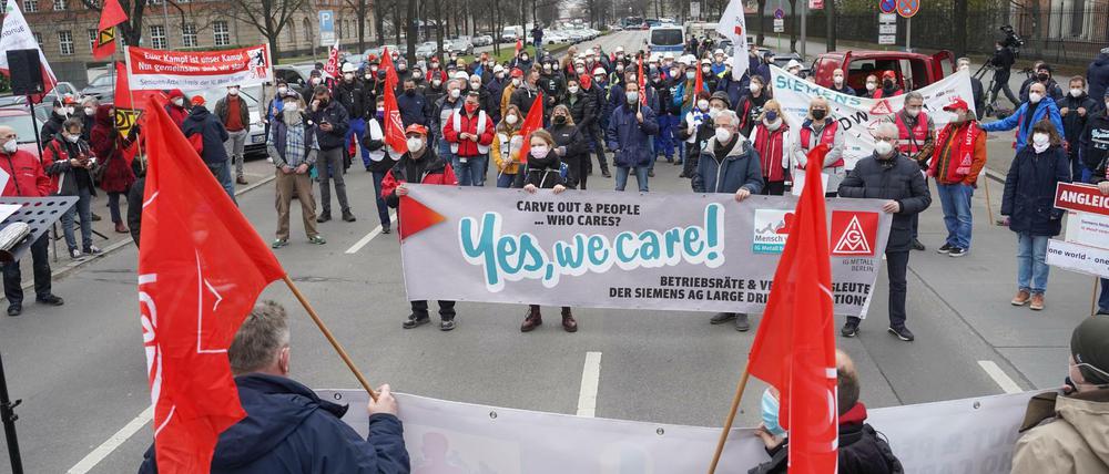 Rund 150 Siemens-Beschäftigte protestieren gegen die Abspaltung des Bereichs "Elektrische Großantrieb" in den Bereich "Large Drive Applications" (LDA). Von einer Abspaltung wären rund 450 Beschäftigte betroffen. Die Beschäftigten fordern den Verbleib der Einheit im Konzern.