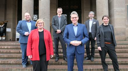 Sechs für den Bezirk. Matthias Steuckardt, Angelika Schöttler, Tobias Dollase, Jörn Oltmann, Oliver Schworck und Saskia Ellenbeck (von links) bilden das Bezirksamt von Tempelhof-Schöneberg.