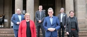 Sechs für den Bezirk. Matthias Steuckardt, Angelika Schöttler, Tobias Dollase, Jörn Oltmann, Oliver Schworck und Saskia Ellenbeck (von links) bilden das Bezirksamt von Tempelhof-Schöneberg.