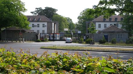 Einst Militärstützpunkt, nun Wohnquartier: das alte US-Hauptquartier in Zehlendorf, hier von der Clayallee aus gesehen. (Archivbild aus dem Jahr 2011)