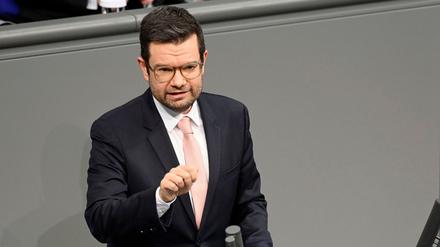 Marco Buschmann spricht im Deutschen Bundestag am 26. Januar 2022.
