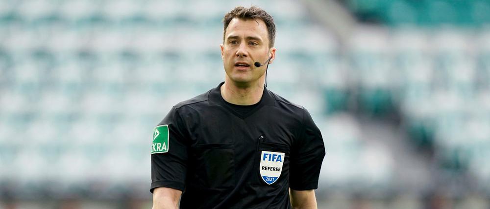 Felix Zwayer setzt seine Karriere als Schiedsrichter fort. 