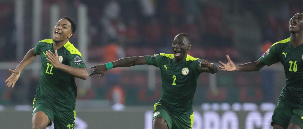 Die Spieler aus dem Senegal freuen sich über den Sieg.