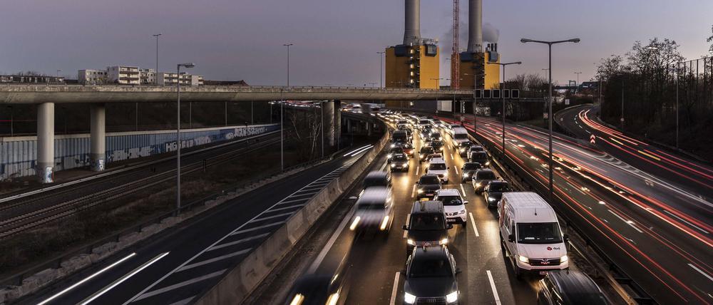 Seit Wochen blockieren Klimaaktivisten immer wieder Straßen und die Autobahn in Berlin. Nun debattierte das Abgeordnetenhaus darüber.