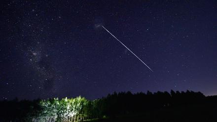 Ein Starlink-Satellit überfliegt Uruguay.